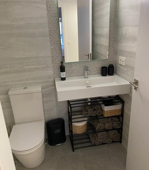 Baño moderno con lavabo y toallas