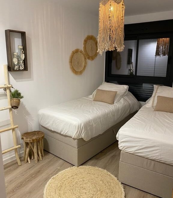 Baño moderno con lavabo y toallasinmobiliaria en Jávea villas en venta de lujo