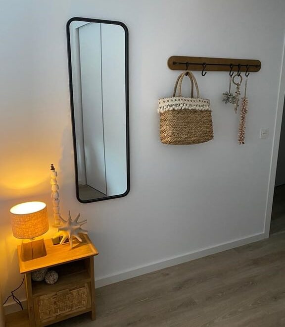 Espejo, lámpara y decoración minimalista.