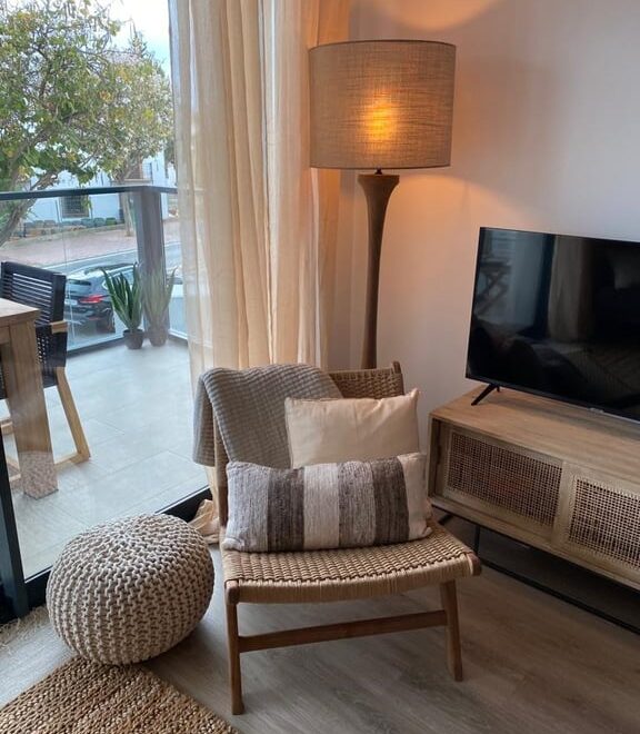 Sala acogedora con luz cálida.