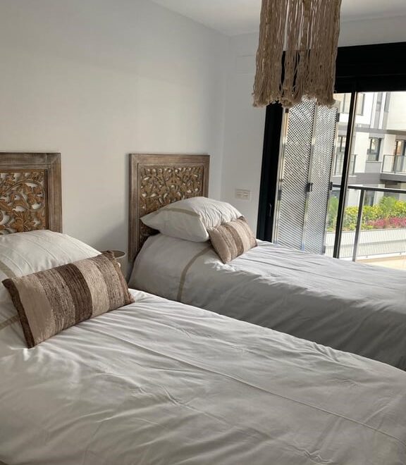 Habitación con dos camas individuales.