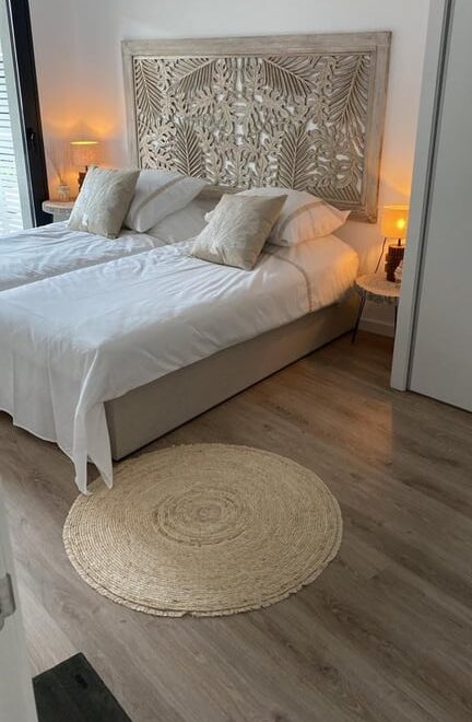 Habitación con cama y decoración acogedora.