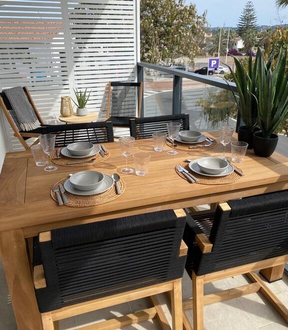 Mesa elegante en balcón soleado