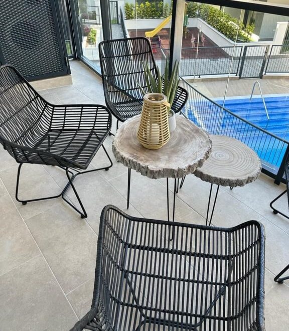 Sillas modernas en balcón elegante.