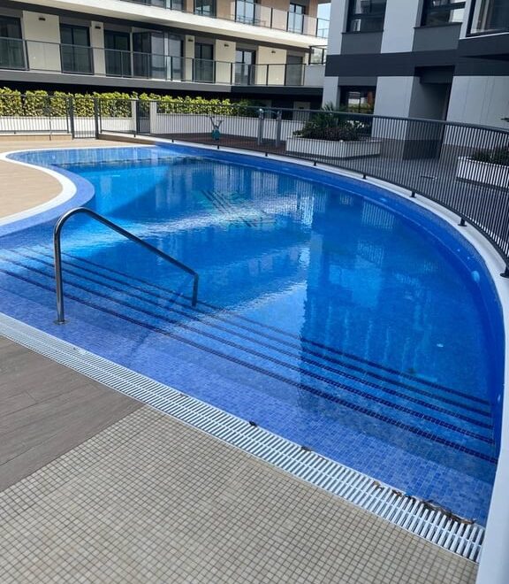 Piscina moderna en un edificio