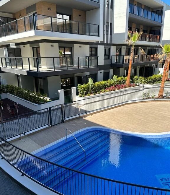 Edificio moderno con piscina azul.