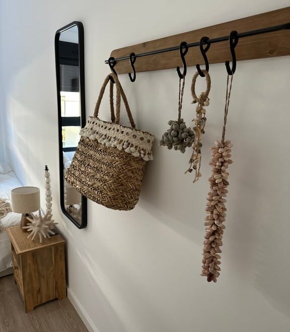 Perchero con bolso y decoraciones