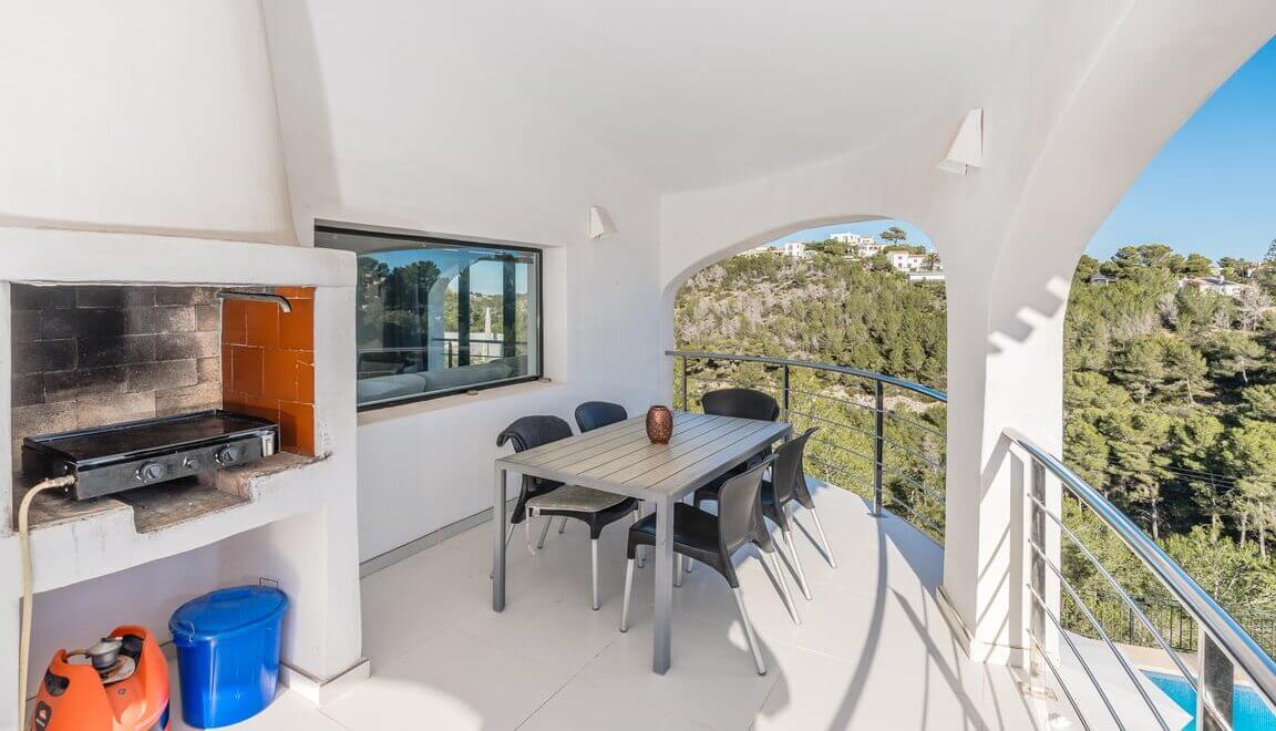 Terraza con mesa y barbacoa