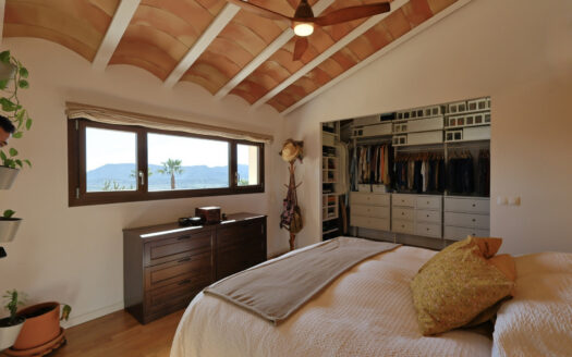 Chalet en venta en el Montgo con vistas panorámicas.