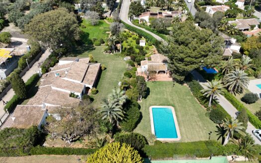 Villa clásica en el corazón de El Tosalet: privacidad, amplitud y esencia mediterránea.