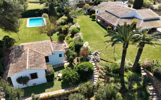 Villa clásica en el corazón de El Tosalet: privacidad, amplitud y esencia mediterránea.