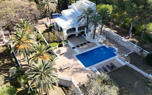 Villa en venta a pocos metros andando de la playa del Arenal.