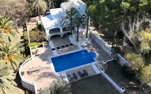 Villa en venta a pocos metros andando de la playa del Arenal.