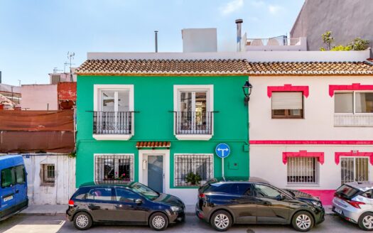 Casa Dénia con 4 dormitorios y 2 baños