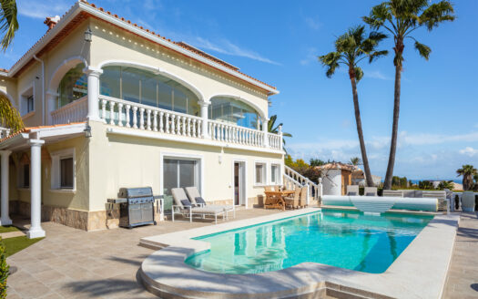 Villa en venta en Jávea con vistas al mar, piscina climatizada y orientación sur.