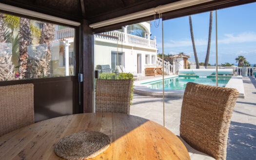 Villa en venta en Jávea con vistas al mar, piscina climatizada y orientación sur.