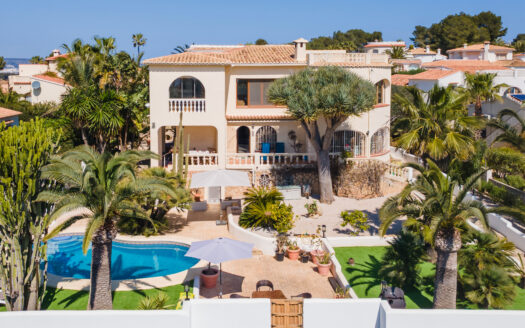 Villa en venta con vistas al mar en la urbanización de Balcon al Mar.