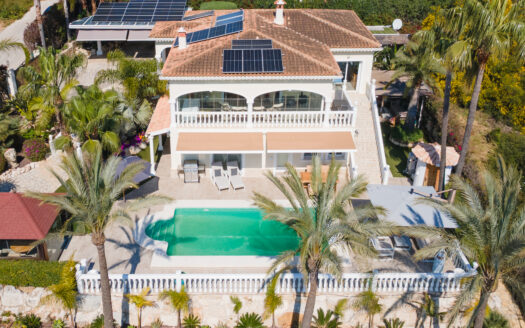 Villa en venta en Jávea con vistas al mar, piscina climatizada y orientación sur.