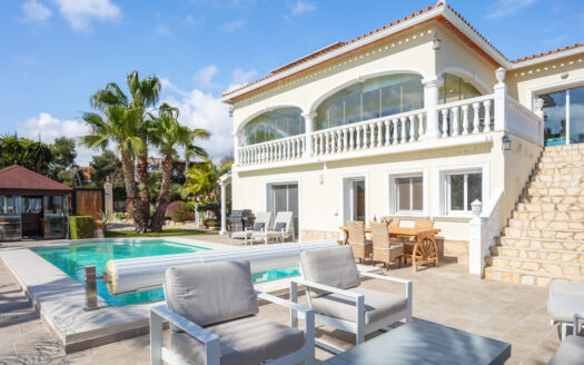 Villa en venta en Jávea con vistas al mar, piscina climatizada y orientación sur.