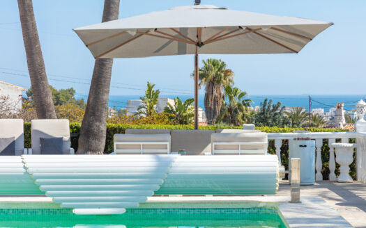 Villa en venta en Jávea con vistas al mar, piscina climatizada y orientación sur.