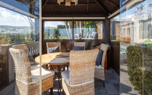 Villa en venta en Jávea con vistas al mar, piscina climatizada y orientación sur.