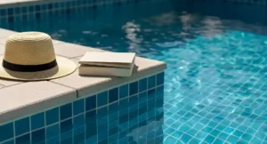 villa con piscina y jardín