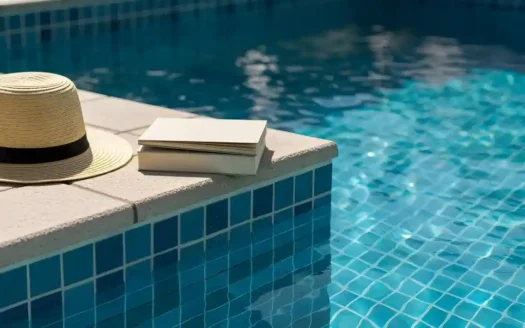 villa con piscina y jardín