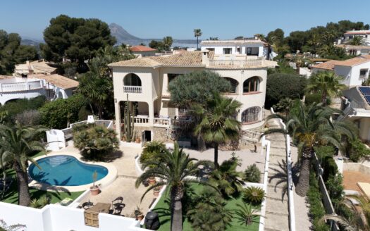 Villa en venta en Javea con vistas al mar y al faro de Cabo de la Nao.