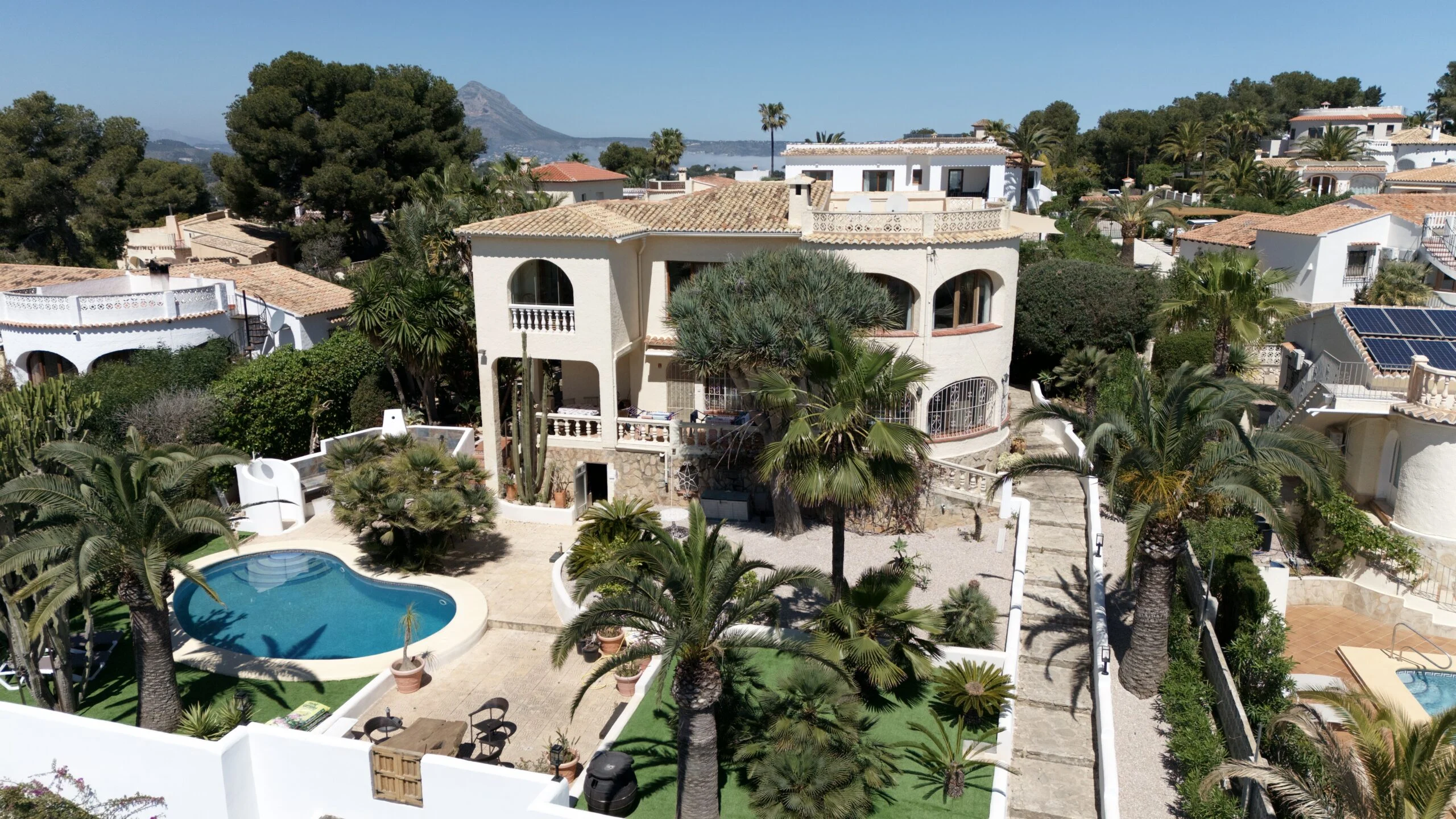 Villa en venta en Javea con vistas al mar y al faro de Cabo de la Nao.