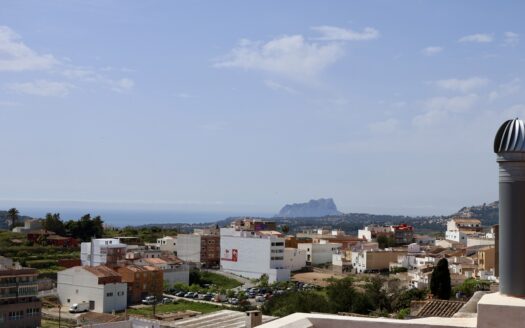 Casa adosada en venta en Benitachell con azotea y vistas panorámicas al mar.
