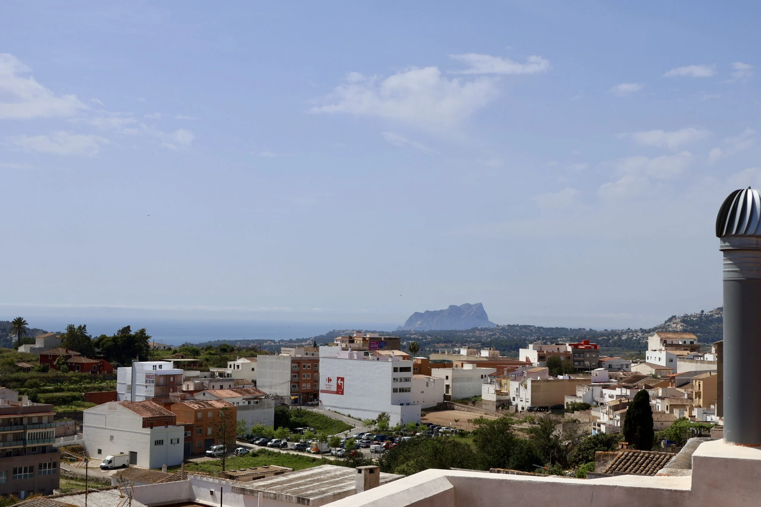 Casa adosada en venta en Benitachell con azotea y vistas panorámicas al mar.