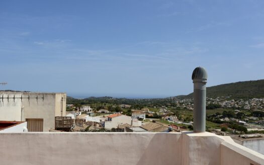 Casa adosada en venta en Benitachell con azotea y vistas panorámicas al mar.