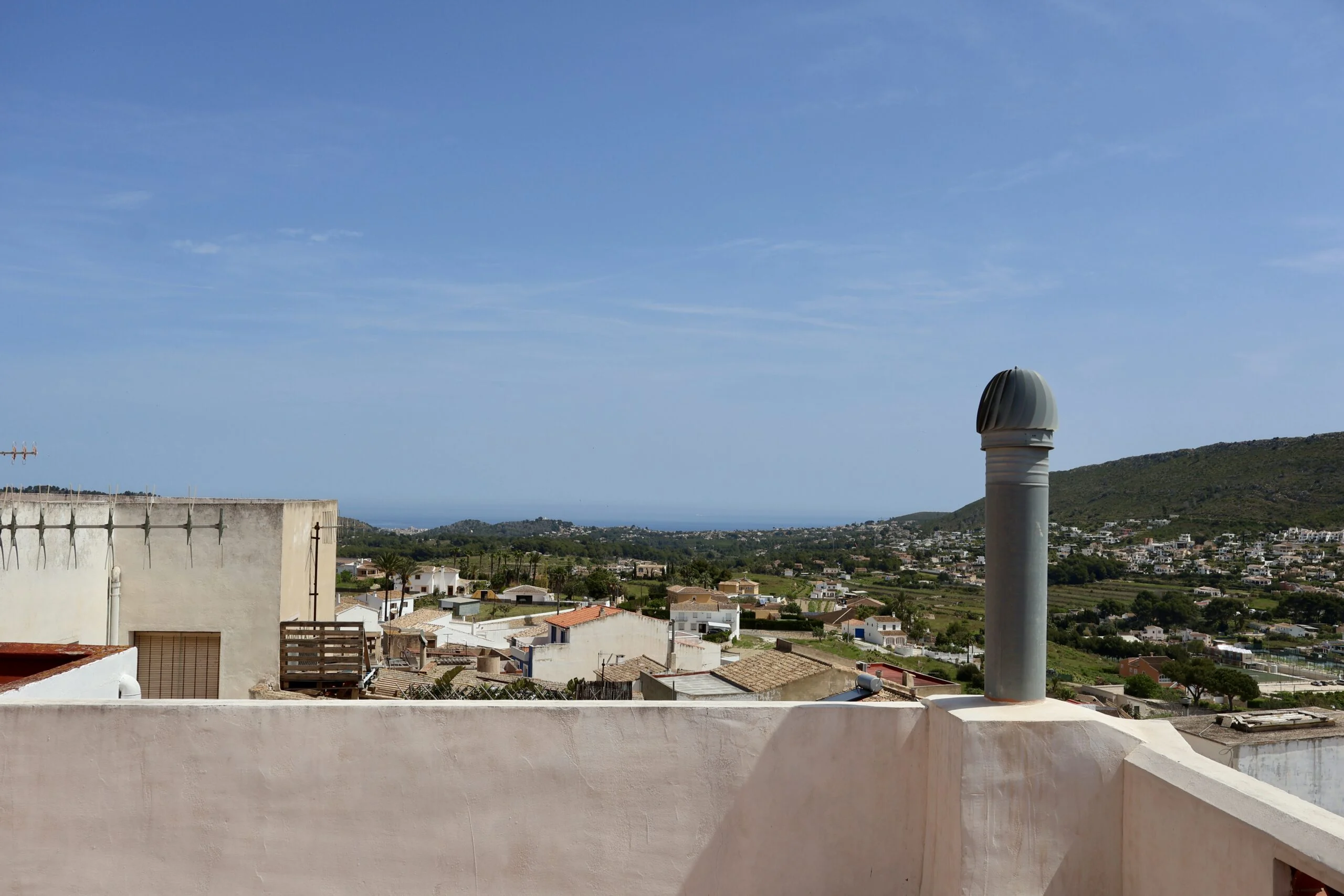 Casa adosada en venta en Benitachell con azotea y vistas panorámicas al mar.