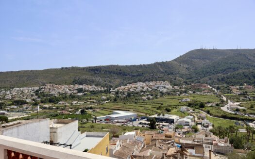 Casa adosada en venta en Benitachell con azotea y vistas panorámicas al mar.