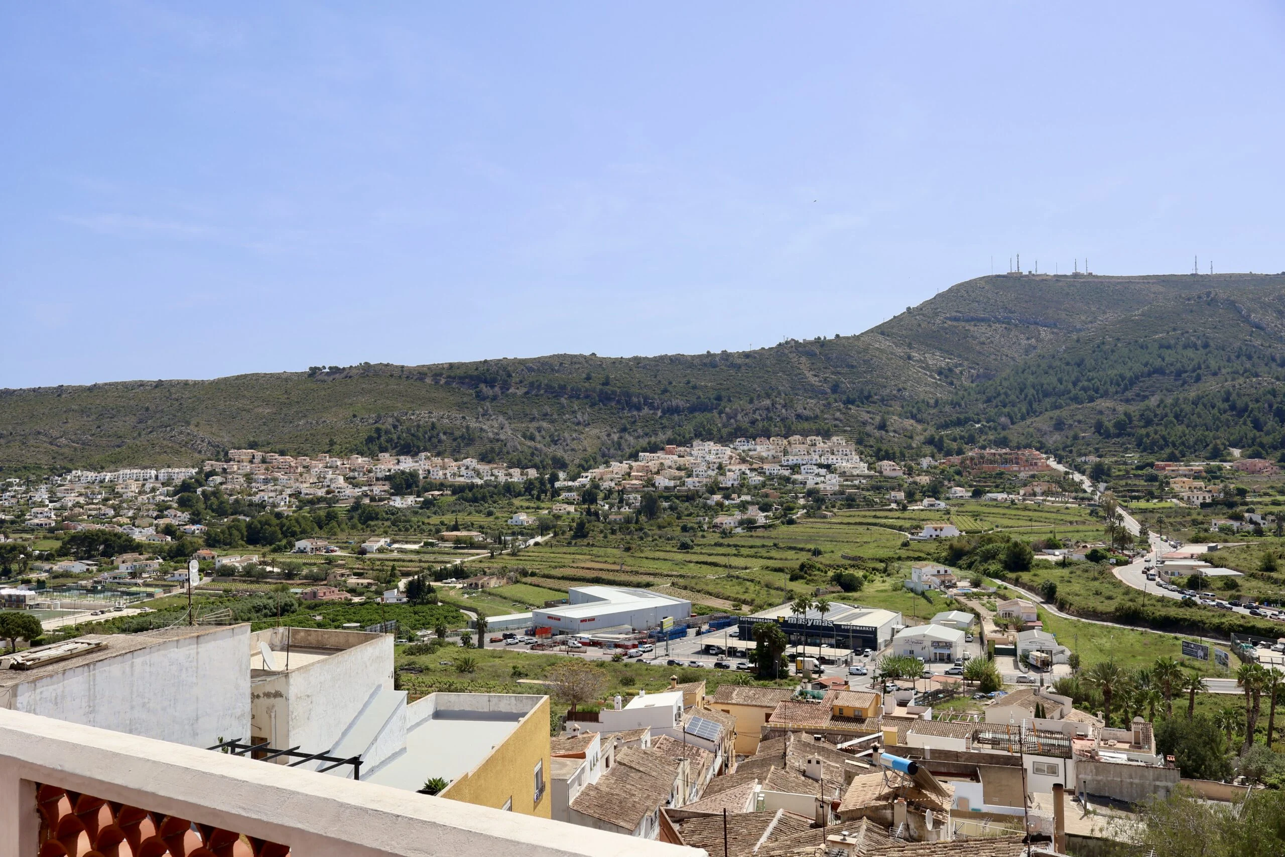 Casa adosada en venta en Benitachell con azotea y vistas panorámicas al mar.