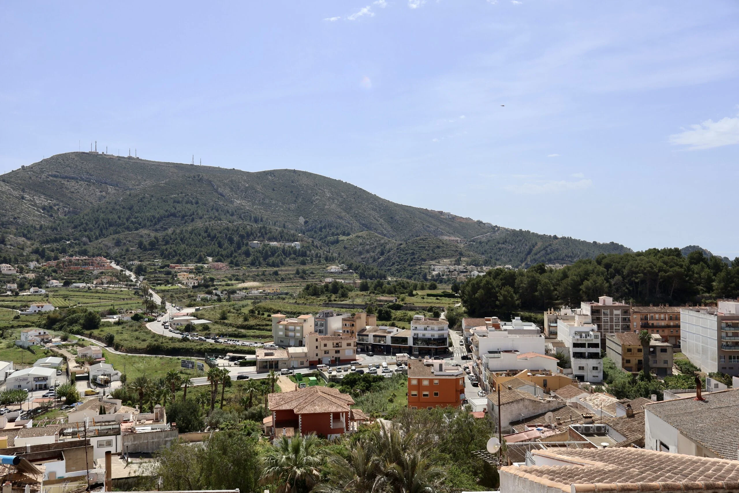 Casa adosada en venta en Benitachell con azotea y vistas panorámicas al mar.