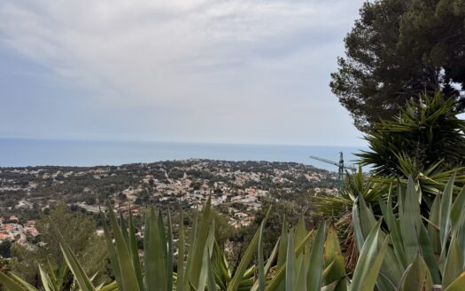Parcela en venta en Moraira con vistas panoramicas al mar.