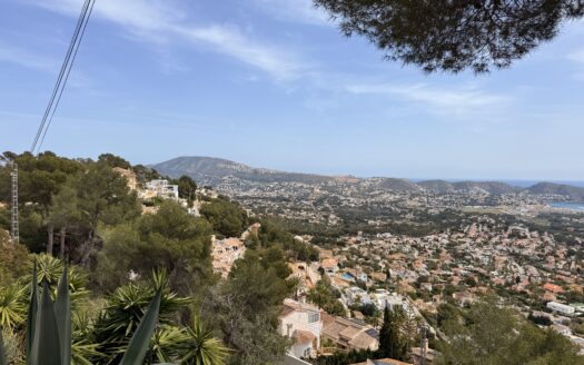 Parcela en venta en Moraira con vistas panoramicas al mar.