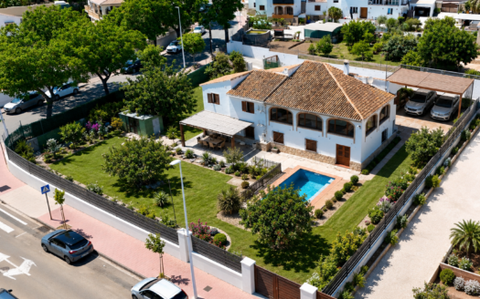 Chalet en venta con piscina en el centro de Javea.