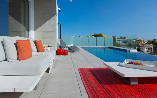 Villa de lujo en Jávea con piscina, terraza y vistas panorámicas.