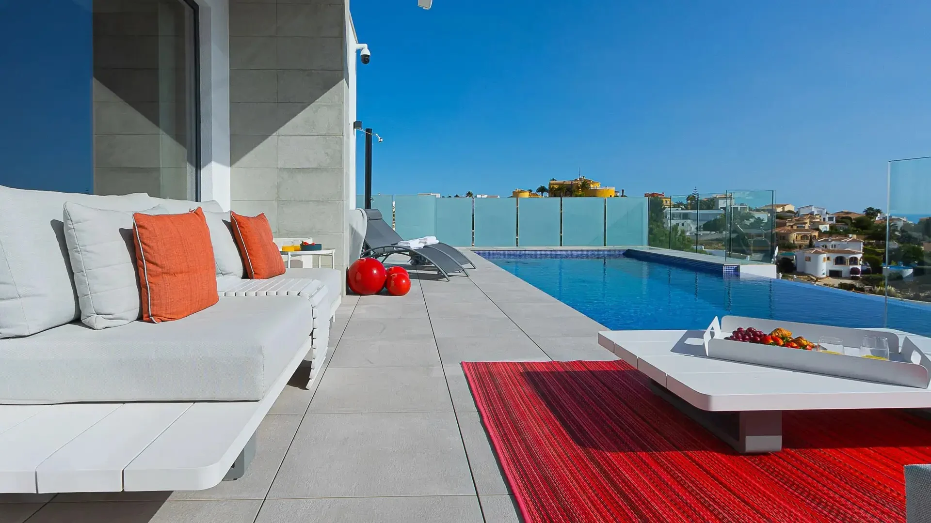 Villa de lujo en Jávea con piscina, terraza y vistas panorámicas.