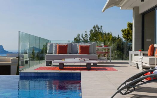 Villa de lujo en Jávea con piscina, terraza y vistas panorámicas.