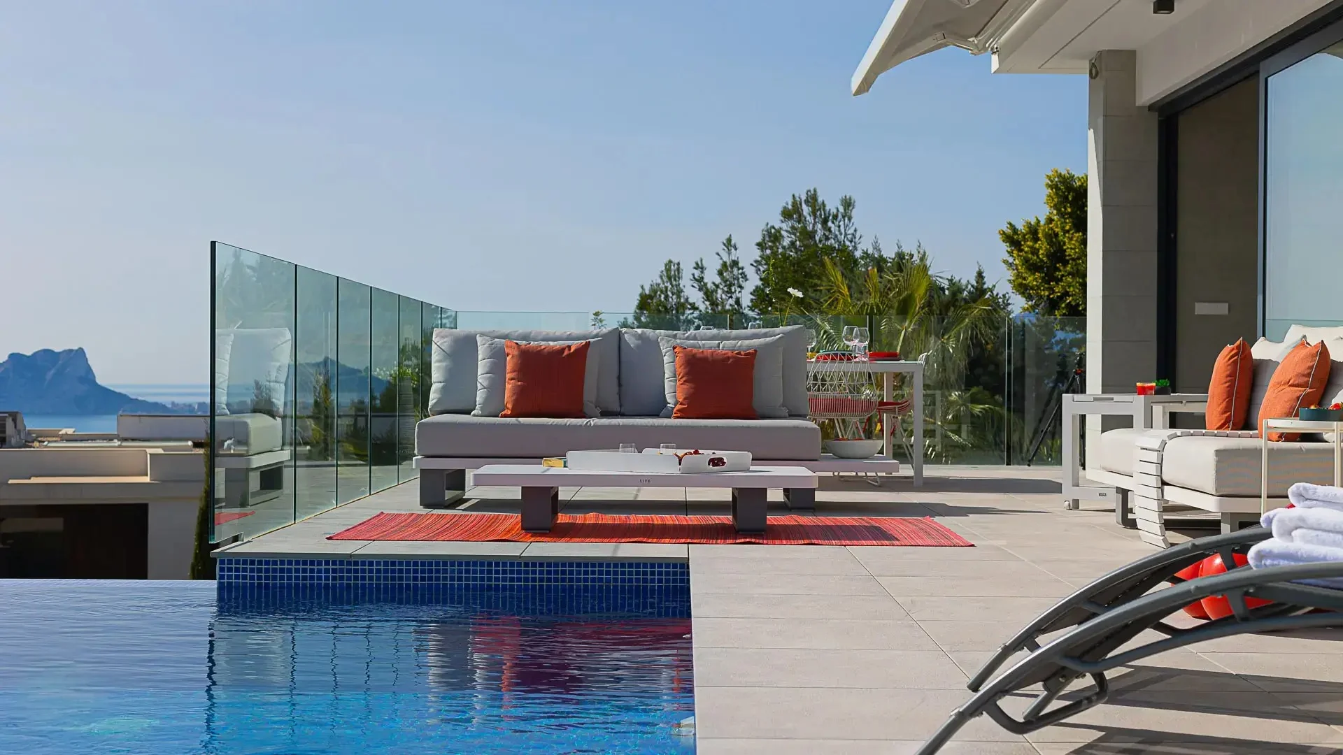 Villa de lujo en Jávea con piscina, terraza y vistas panorámicas.