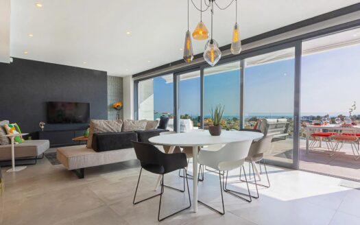 Villa de lujo en Jávea con piscina, terraza y vistas panorámicas.