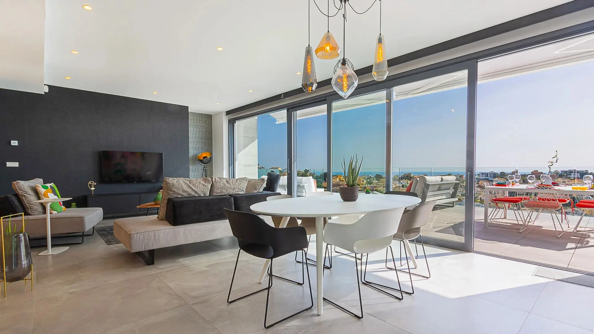 Villa de lujo en Jávea con piscina, terraza y vistas panorámicas.