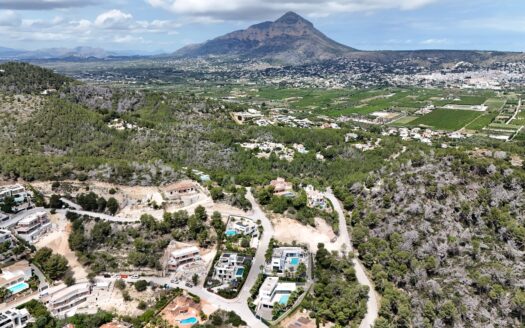 Parcela en venta con orientacion sur y vistas al mar en Javea.