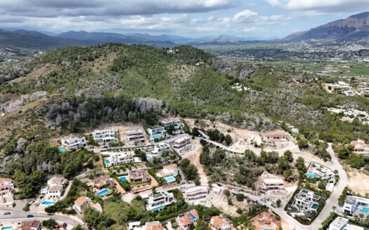 Parcela en venta con orientacion sur y vistas al mar en Javea.