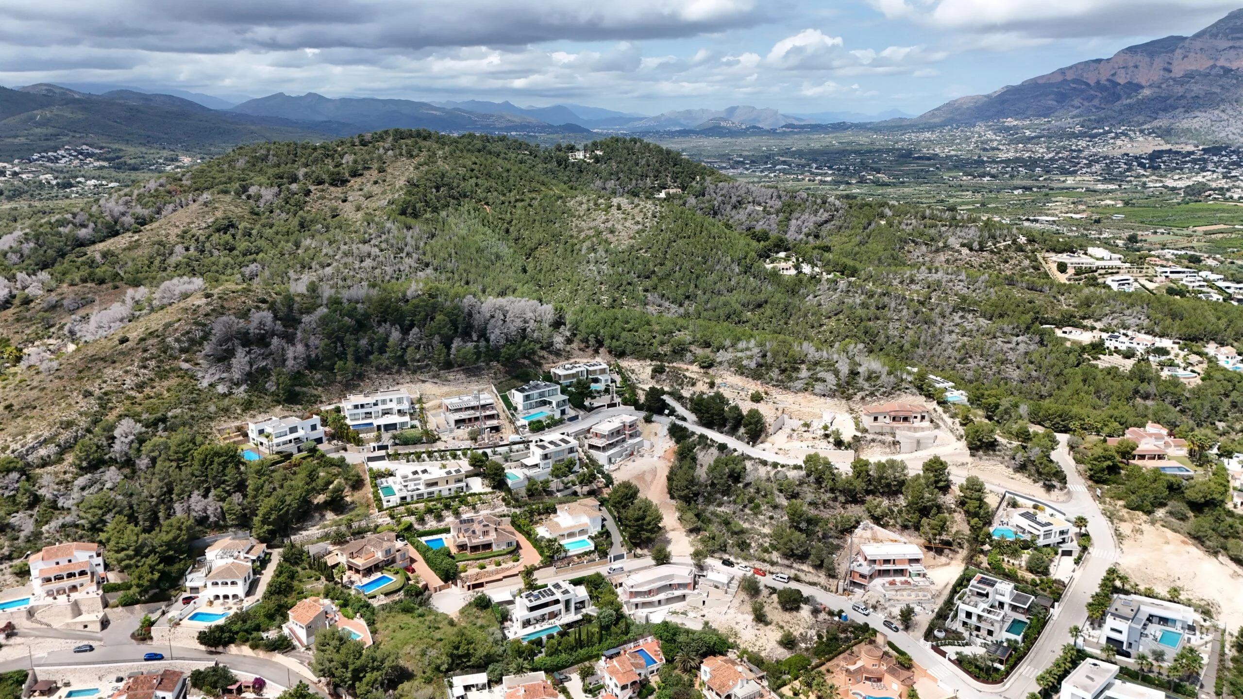 Parcela en venta con orientacion sur y vistas al mar en Javea.