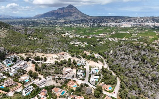 Parcela en venta con orientacion sur y vistas al mar en Javea.