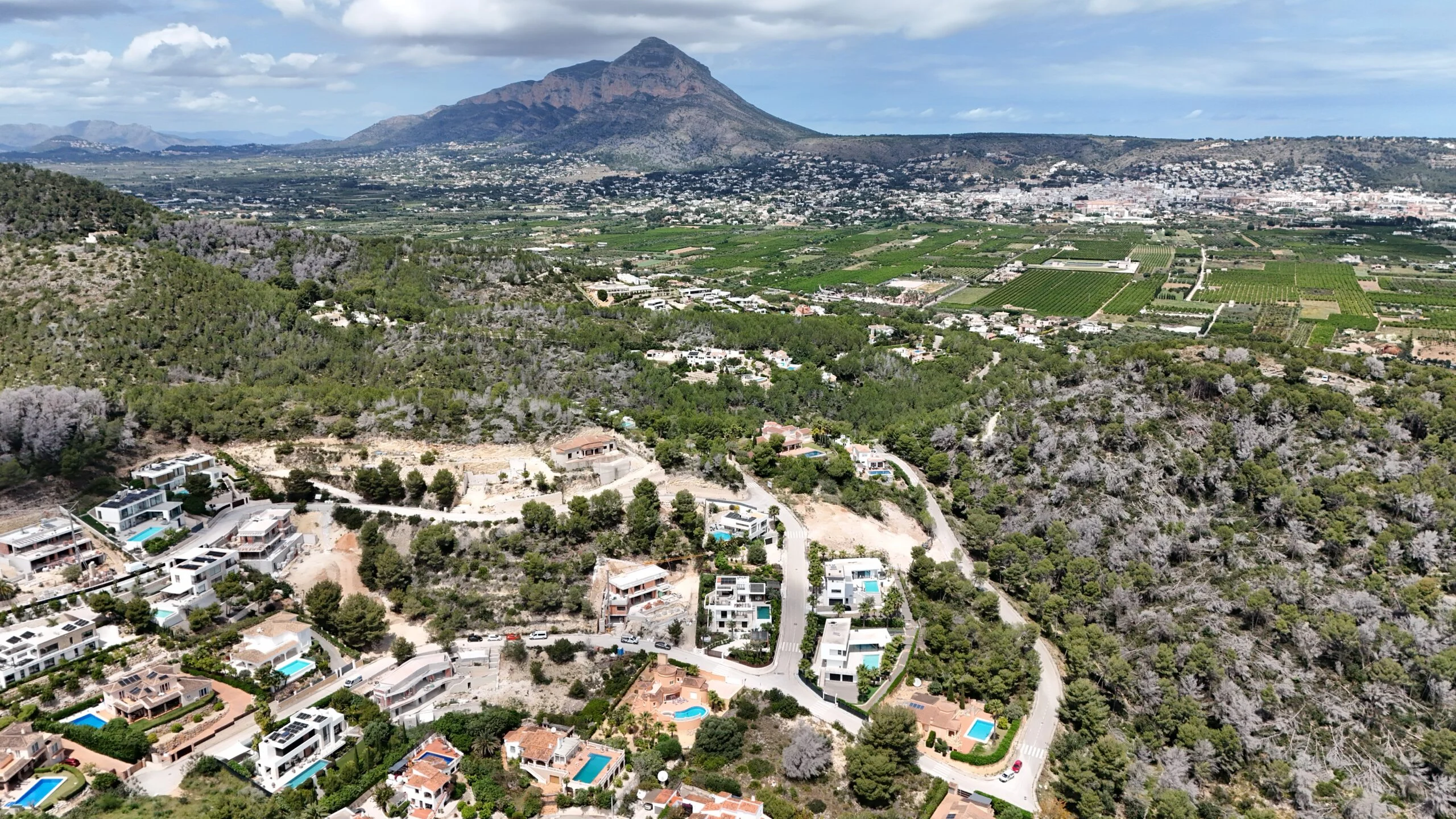 Parcela en venta con orientacion sur y vistas al mar en Javea.